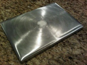アルミボディのMacBook Proをサンドペーパーで磨いたらw