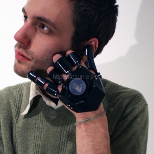 世の中に万延する携帯依存へのアンチテーゼ。進化型クラブ型携帯「グラブ・ワン(Glove One)」