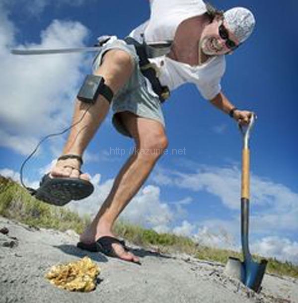 その手があったか!浜辺でお宝探し、金属探知機能付ビーチサンダル「Metal Detecting Sandals」