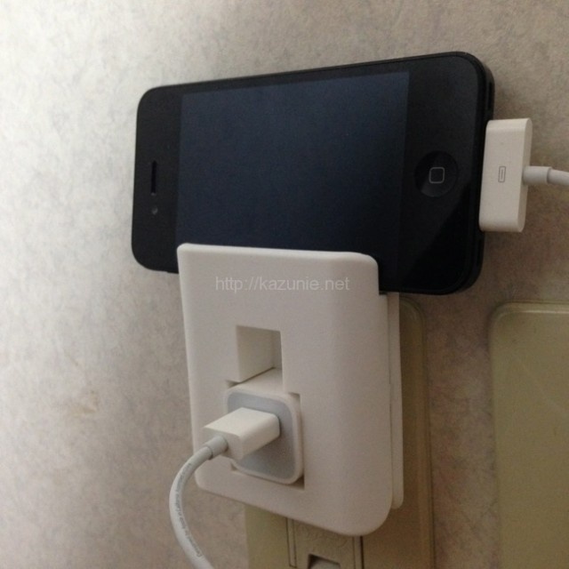 iPhone/iPod対応チャージャーホルダーで充電環境をスマートに!ケーブルをまとめてスッキリ