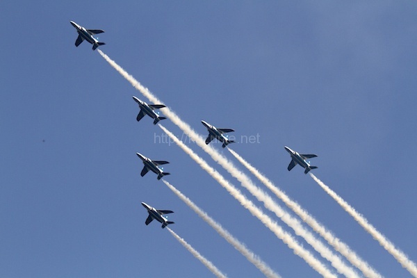 航空自衛隊の曲芸飛行チーム「ブルーインパルス」が航過飛行ほか今日の #スクラップ #2014 #5/31